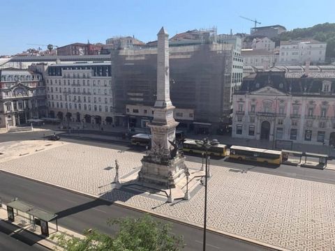 Praça dos Restauradores ist ein Platz in der zentralen Baixa-Region von Lissabon. Rund um den Platz befinden sich eine Reihe der berühmtesten Gebäude der Stadt, darunter die italienisch-rosa Fassade des Palácio Foz und das Teatro Eden und das Condes ...