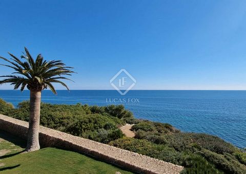 Exclusive villa located on the seafront. Right on the beach in one of the most natural and unspoilt places on the Costa Dorada. Located 3 kilometres from the town of L'Ametlla de Mar, in an area where calm, discretion, tranquility, the sun and the se...
