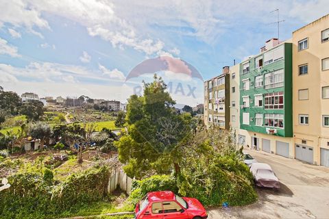 Description Fantastic 3 bedroom apartment with exclusive garage / Mercês Want to live in the Sintra Line?! 5 min from the Train and 5 min from the IC 19. But with the quality of life of going shopping or coffee on foot...? Would you like to have an E...