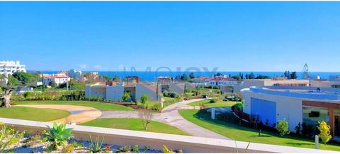 Fantastische volledig ingerichte villa met 3 slaapkamers, gelegen in de wijk Porches, Lagoa in de Algarve - White Shell Condominium. Het heeft 20 villa's en 55 appartementen en omdat het een toeristisch resort is, kan het een geweldige investering zi...
