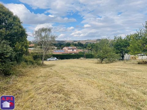 BUILDING LAND I present to you this building plot of 1961 m² in Lezat sur Leze, with a beautiful open view. It is located close to shops, schools and all amenities. Servicing to be planned. Networks at the edge of the plot. Possible connection to mai...