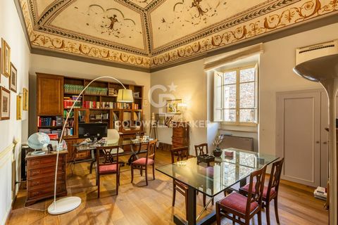 This charming property is located in the splendid setting that the city of Assisi offers, in the heart of the historic centre, just a few steps from Piazza del Comune and the well-known Basilica of Santa Chiara, in the famous Piazza del Vescovado, th...
