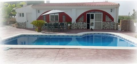 Ich präsentiere diese schöne Villa in der Gegend von La Murada, Hondón de las Nieves. Mit einem Grundstück von 4.041 m2 und 270 m2 bebauter Fläche ist alles auf eine Etage verteilt. Es verfügt über eine vollständig verglaste Pergola mit Innengrill un...