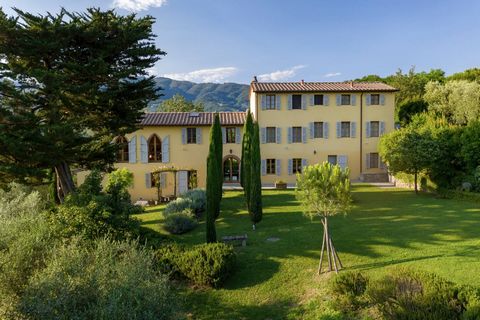Villa élégante et luxueuse située dans l'un des endroits les plus prestigieux des collines de Lucca, immergée dans un magnifique jardin luxuriant et bien entretenu. La splendide villa est située sur un terrain d'environ 7 hectares dont environ 2 hect...