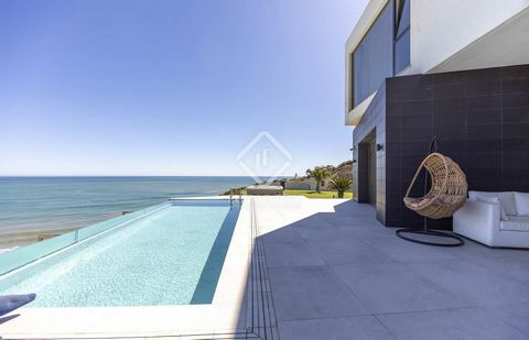 Lucas Fox presenta esta magnífica villa con una superficie de 587 m² construidos sobre una parcela de 803 m² con vistas panorámicas al mar en venta en Cullera. La vivienda se distribuye en cinco plantas: dos principales que albergan respectivamente l...