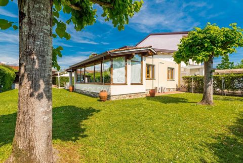 Semi-detached house for sale in Forte dei Marmi, in a residential area in one of the most popular streets in the area, just over a kilometer from the sea and very close to the centre. The property, built in the 1960s and renovated in 1984, is in good...