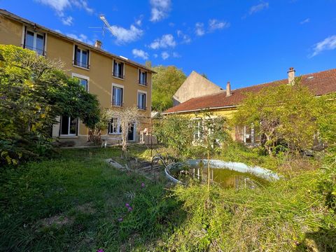 Exclusively, In Dissangis, 3 minutes from L'isle sur serein (village with all amenities), 14 km from Avallon, 15 km from motorway 6. Ideal for large family or other projects. Take full advantage of this charming residence and its outbuildings on a pl...