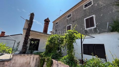 Location: Istarska županija, Vrsar, Vrsar. ISTRIA, VRSAR - House in the old town for renovation In the old town of Vrsar, a house is available for renovation that offers the potential to create an authentic home. The total living area is 165 m2, dist...