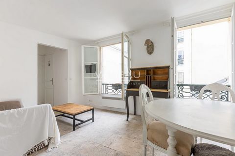 En el corazón del Marais en un edificio antiguo, muy bonito 2 habitaciones de 34,83m² en la 4ª planta sin ascensor el apartamento incluye una entrada, una sala de estar, un dormitorio en absoluta calma, una cocina equipada y un baño con ducha y aseos...