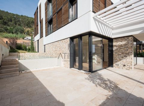 Spectacular high standard house located in one of the most exclusive residential areas of Barcelona, Sarrià - Can Caralleu. Considered the lung of Barcelona, we find ourselves in a prestigious area, surrounded by green spaces, and renowned educationa...