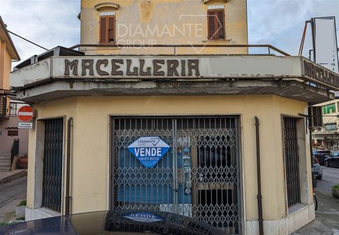 CASTIGLIONE DEL LAGO (PG), commercial premises of 70 sqm with four windows, comprising: - commercial premises with warehouse and predisposition for service. Property to be renovated. Central location