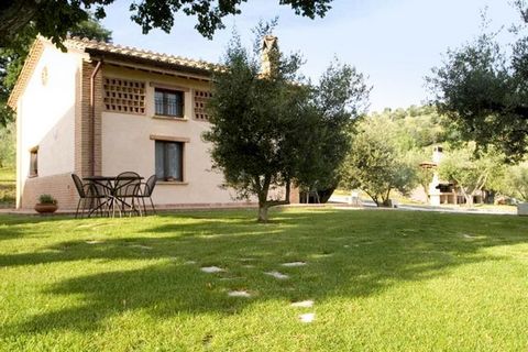 On a large piece of land, you have this ancient 1-bedroom holiday home in Umbria. It has a private terrace and swimming pool to enjoy a great vacation. It is ideal for a small family or group of 5 friends. The holiday home is located amongst the hill...