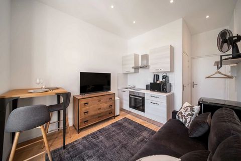 Welcome to this charming 18m2 studio apartment, located on the 3rd floor of a charming building in Cannes. This invitation to a unique living experience offers you a clever layout and a warm atmosphere from the moment you walk through the door. Studi...