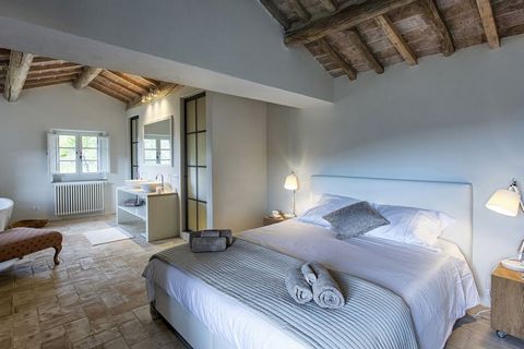 Beautiful holiday home with 4 bedrooms can host 8 people easily and is located in Cortona Tuscany. Ideal for families with children, this house has a private swimming pool, barbecue and a private terrace. This wonderful holiday home is in the beautif...