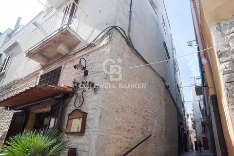 APULIEN - RUVO DI PUGLIA - VICOLO CRIVELLARI In der Stadt Ruvo, in ihrem prächtigen historischen Zentrum und eingebettet in die aragonesischen Mauern, freut sich die Coldwell Banker Gruppo Bodini, ein freistehendes Haus auf zwei Ebenen zum Verkauf an...