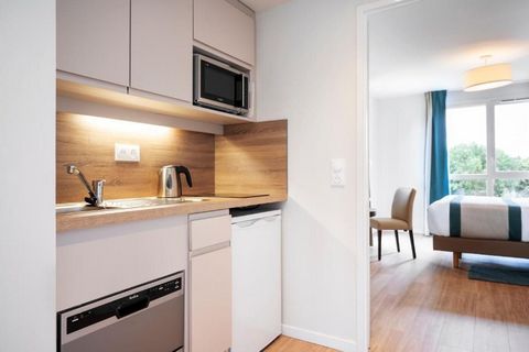 Set in Chartres, the residence offers accommodation with free WiFi and flat-screen TV, as well as a shared lounge and a terrace. Private parking is available on site. Each unit is fitted with air conditioning, private bathroom and a kitchen including...