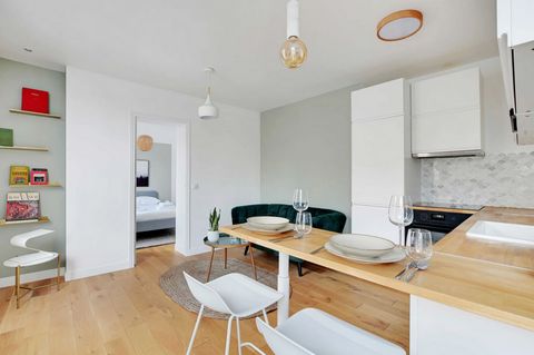 Located in the heart of Paris, the flat is a stone's throw from Châtelet-Les Halles and the Marais! It is a 32m² flat located on the 3rd floor without lift. It is composed of: - An open kitchen, equipped and functional: fridge, hob, coffee machine, t...
