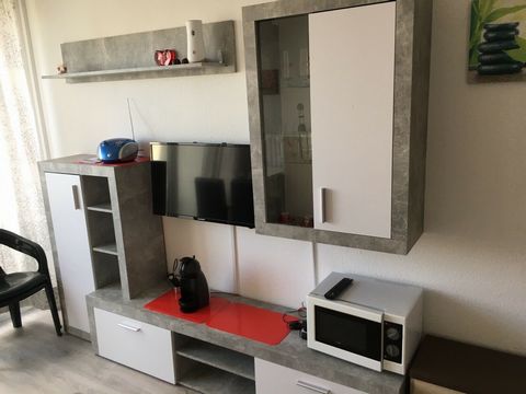 This is a practical, fully furnished 1-room apartment in Mainz. It is 19 square meters in size and is divided into a living/dining area, a bathroom, a balcony, and a kitchenette. The apartment is completely furnished so that you only have to bring yo...