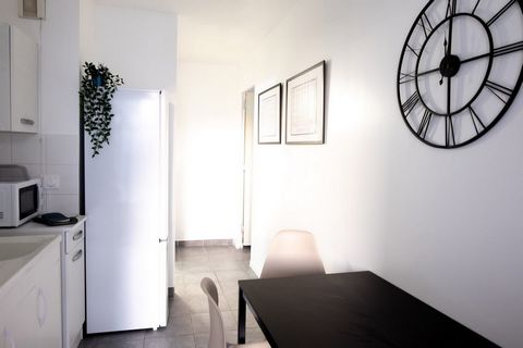 This 13m² room is fully furnished. It has a double bed (140x190) and a bedside table with lamp. There is also a work area with a desk, chair and lamp. The bedroom also has plenty of storage space, including a wardrobe with hanging space and a shelf. ...