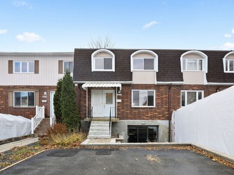 Superb townhouse in Longueuil in a peaceful area. It can be used as an intergenerational unit or even as a possibility to add income with a basement unit (to be checked). Comprising 4 bedrooms and a bathroom upstairs. Large living room, open concept ...