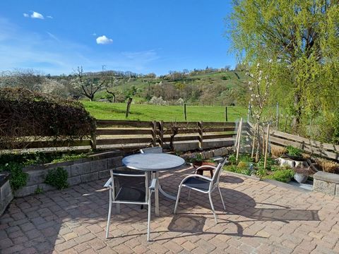 The modern and top equipped attic apartment is located in a well-kept, quiet three-family house on the edge of the field and close to popular hiking trails and vineyards. Enjoy relaxation after work on your private terrace or in your private garden a...