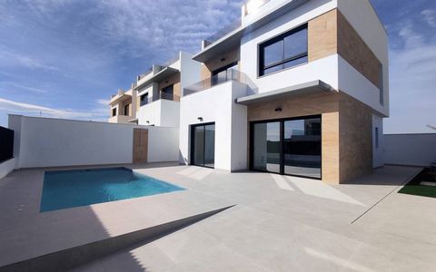 Villa te koop in Benijófar, Alicante Mulhacén huis met 3 slaapkamers en 3 badkamers, ingebouwde kasten, elektrische rolluiken, zwembad met spa voor twee, pre-installatie van geleide airconditioning, pre-installatie voor centrale stofzuiger, 49 m2 sol...