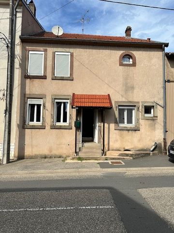 Réchicourt le chateau - Au 21 Grand rue - Come and discover this beautiful F6 village house of 147m2 of living space with a large garden and many outbuildings that will delight you on sunny days just by crossing the road. This house offers you: On th...