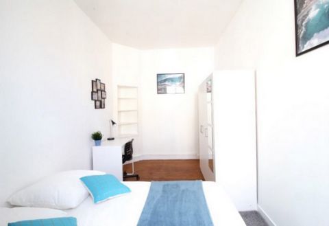 Room of 12m², fully furnished. It features a double bed (140x190) accompanied by a bedside table with a lamp. A workspace is available, consisting of a desk with a chair and lamp. The room also offers ample storage space: a wardrobe with a hanging ra...