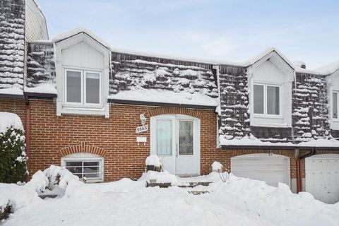 Bungalow whose main floor, open concept, was completely renovated in 2019 (bedrooms, bathroom, kitchen, floors, addition of heat pump, moldings, doors). Roof redone in 2015. 4 bedrooms, including 2 upstairs and 2 in the basement (the largest in the b...