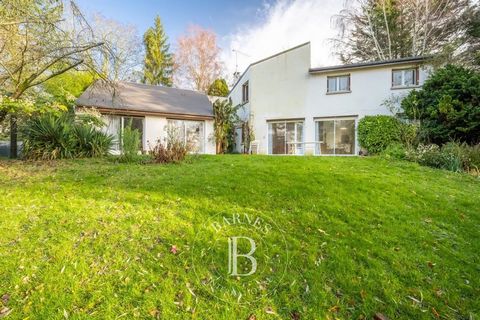 House offering 215m² (2,314 sq ft) of living space built in 1973 on two levels plus basement level. 2,557m² (27,523 sq ft) of building land. Ground floor: entrance hall, large reception room with fireplace and terrace, dining room, kitchen, master su...