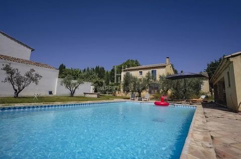 Very pretty MAS Provençal type house not overlooked, located in a quiet and residential area, offering beautiful volumes; Composed on the ground floor of an entrance hall, a toilet, a beautiful living room of 65 M2 with fully fitted and equipped open...