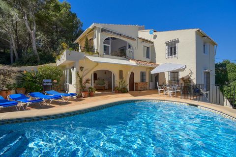 Mooie en comfortabele villa met privé zwembad in Jesus Pobre, Costa Blanca, Spanje voor 6 personen. De vakantievilla ligt in een residentiële omgeving. De villa heeft 3 slaapkamers, 2 badkamers en 1 gastentoilet, verdeeld over 2 woonlagen. De accommo...