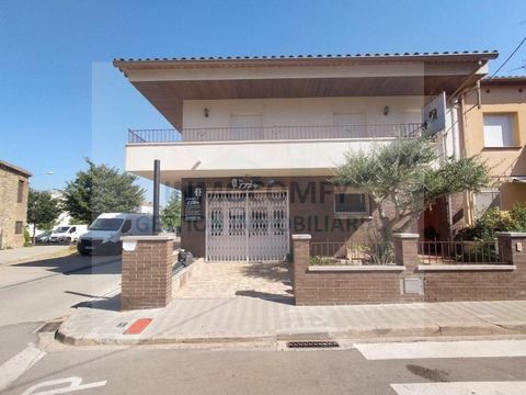 House in La Bisbal d'Empordà in the area of 'la Guardiola', on the ground floor entrance, commercial premises of 200 m2 (3 rooms), office, toilet and on the first floor entrance, kitchen, large terrace of 40m2, laundry room with access to boiler room...