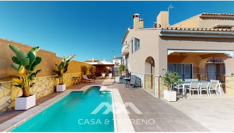 Deze fantastische villa is gelegen in een rustige en mooie omgeving van Vélez-Málaga. Binnen een paar minuten ben je in de stad waar je allerlei winkels, dokters en restaurants kunt vinden. De villa heeft vier verdiepingen en een groot perceel met ee...