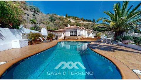 This villa has spectacular views of the sea and the charming village of Algarrobo. The property has 3 bedrooms, 3 bathrooms, two living rooms, a fully equipped kitchen, a reading room, an office, a storage room, and a garage. Outside there are 2 larg...