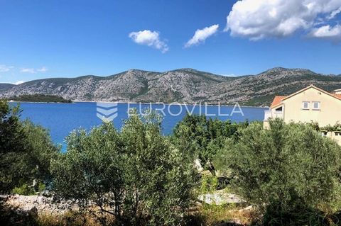 This exceptional property comprises two houses set on a remarkable building land of 3000 square meters on the captivating island of Korčula. The estate includes a main house covering 100 square meters and a charming old cottage of 54 square meters, p...