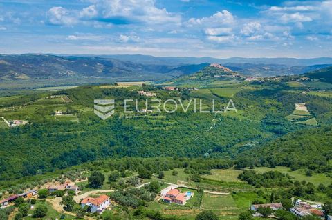 In the town of Rakotule, we offer a T2 plot of land with a monumental view of the glades and picturesque Motovun. One part of the building land, more precisely 1413 square meters, the other 8687 square meters belong to the agricultural part. The land...