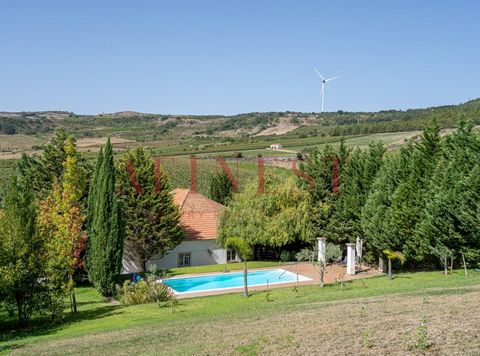 LOOKING FOR A SMALL FARM IN ONE OF THE SAFEST PLACES IN THE COUNTRY? HERE IS 30 MINUTES FROM THE CENTER OF LISBON THURSDAY T6 WITH GUEST HOUSE T2 WITH SUITES IN SOBRAL MONTE AGRAÇO next to the entrance of ARRUDA DOS VINHOS with 3 thousand m2 Guest ho...
