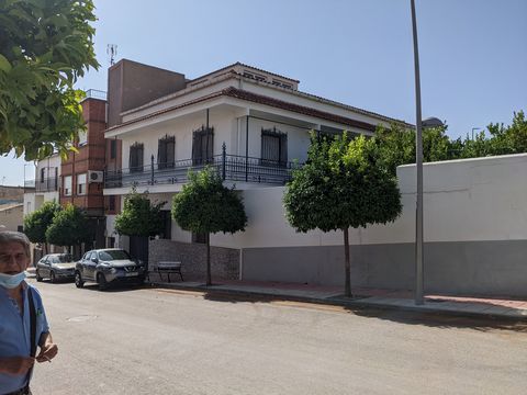 Ref: MC1-CAL-sppedroÂ Large & Impressive Villa (503m2) in Great Location on edge of Calasparra Town with 4 Bedroomed accomodation on all one floor and large terrace with nice aspect. Huge Garage (will take 8 cars easily) and large Upper floor which c...
