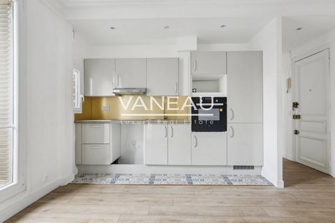 VANEAU presents this lovely 54 sq.m. entirely renovated apartment located on the second floor of a well maintained traditional building from 1900 with security system and elevator. This apartment is located less than 5 minutes walk away from the Anat...