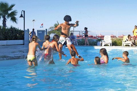 Family-friendly complex in Roseto degli Abruzzi, directly on the gently sloping sandy beach. The complex is ideal for families who, in addition to peace and quiet, are looking for a range of services tailored to their needs and fun for their children...