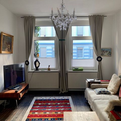 The ground floor apartment of over 90 sqm has a beautiful balcony and is located within walking distance of the city center and within walking distance of VW Halle, Bürgerpark and Stadtbad. My apartment rent takes into account, long-term stays in par...