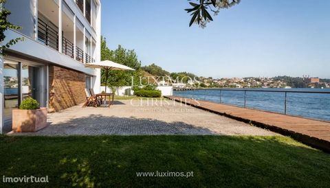 Exclusive villa with beautiful continuous implementation along the Douro River. This property for sale benefits from fantastic views of the river. This villa also benefits from large areas and lots of light.   FEATURES: Land Area: 900 m2 Area: 900 m2...