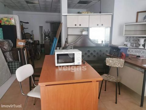 Shop in the city center with capacity for various types of business. Prepared also for warehouse, with office. Situated in a quiet area, but very central. All wide, only with toilet. It has the possibility to be sold with another footprint store and ...