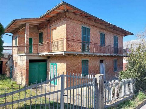 CHIUSI (SI), Loc. Montallese: Independent house of approximately 220 sqm on two levels comprising: - Ground floor: entrance, dining room with kitchenette, cellar. - First floor: living room, kitchen, three double bedrooms, two of which with terrace a...