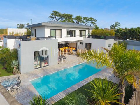 Contemporary house in Anglet with swimming pool, close to the beaches and Biarritz. Located at the end of a hidden cul-de-sac, the house benefits from the tranquility of an exceptional environment. Facing a protected natural area, not overlooked, it ...
