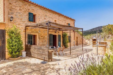 Typical Mallorcan estate that leaves nothing to be desired. Here you will find a cozy main house with plenty of space for the whole family. The bathrooms are newly renovated, open kitchen with a nice dining room where the whole family can gather for ...