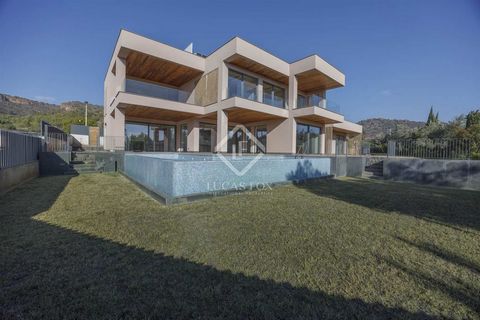 We present this new developed modern house located in one the most sought after neighbourhoods in the whole of Valencia - Los Monasterios. All of the bathrooms and kitchens are Porcelanosa finishings and the house has been constructed with high end m...