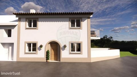 Fantastic villa under full renovation - Juncal (Porto de Mós)   This villa is located in the quiet town of Picamilho, in Juncal (Porto de Mós), just 8 minutes from the entrance to the A8 motorway. This project, consisting of a detached villa with two...