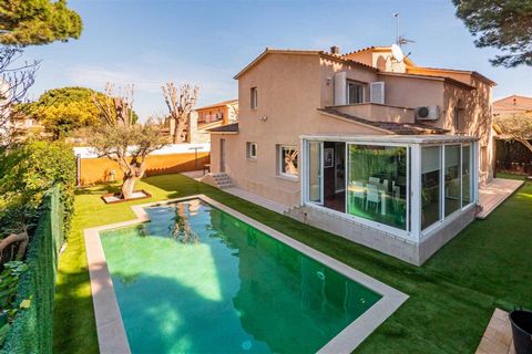 Family house with very private garden and pool located in Prat Xirlo, 700 meters from the coves of Calella de Palafrugell. The house is made up of a spacious hall with access to the living room with fireplace, dining room, fully equipped kitchen, lau...